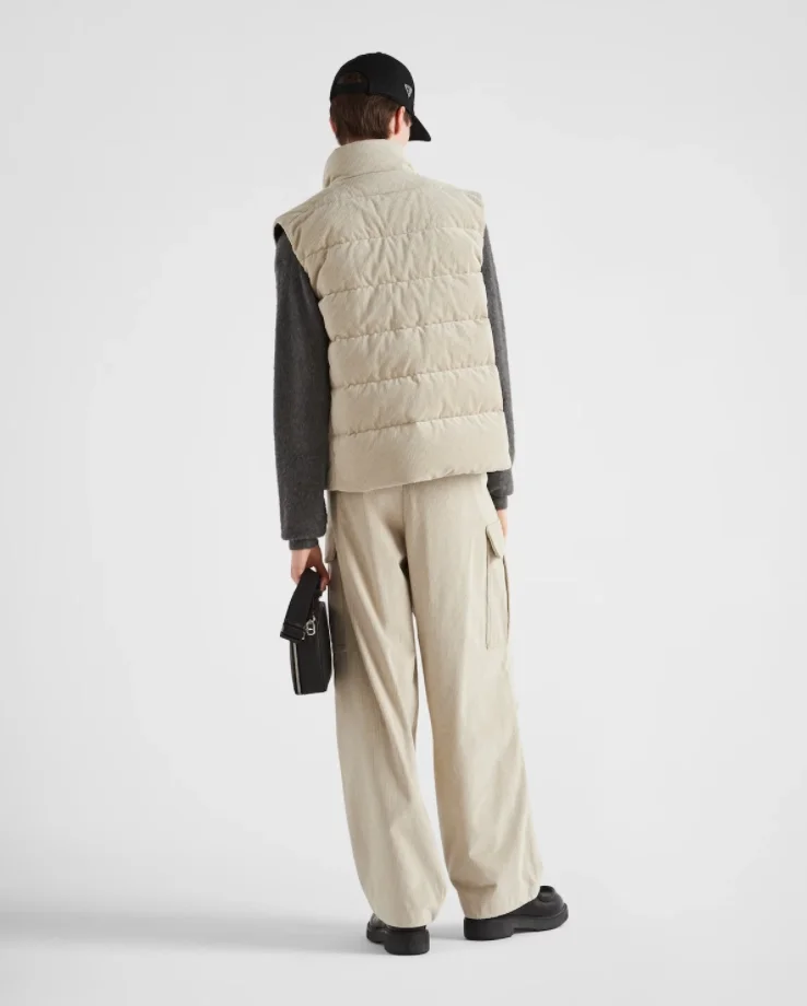 프라다 크롭 코듀로이 다운 패딩 베스트