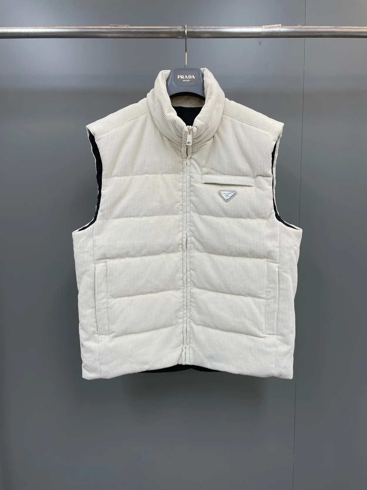 프라다 크롭 코듀로이 다운 패딩 베스트