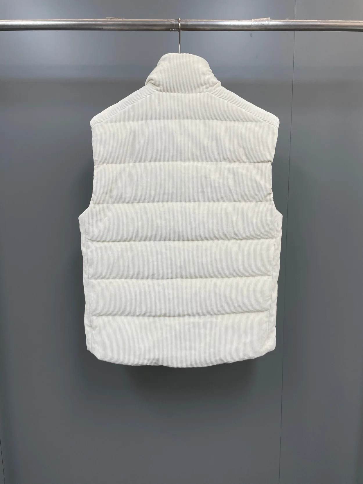 프라다 크롭 코듀로이 다운 패딩 베스트