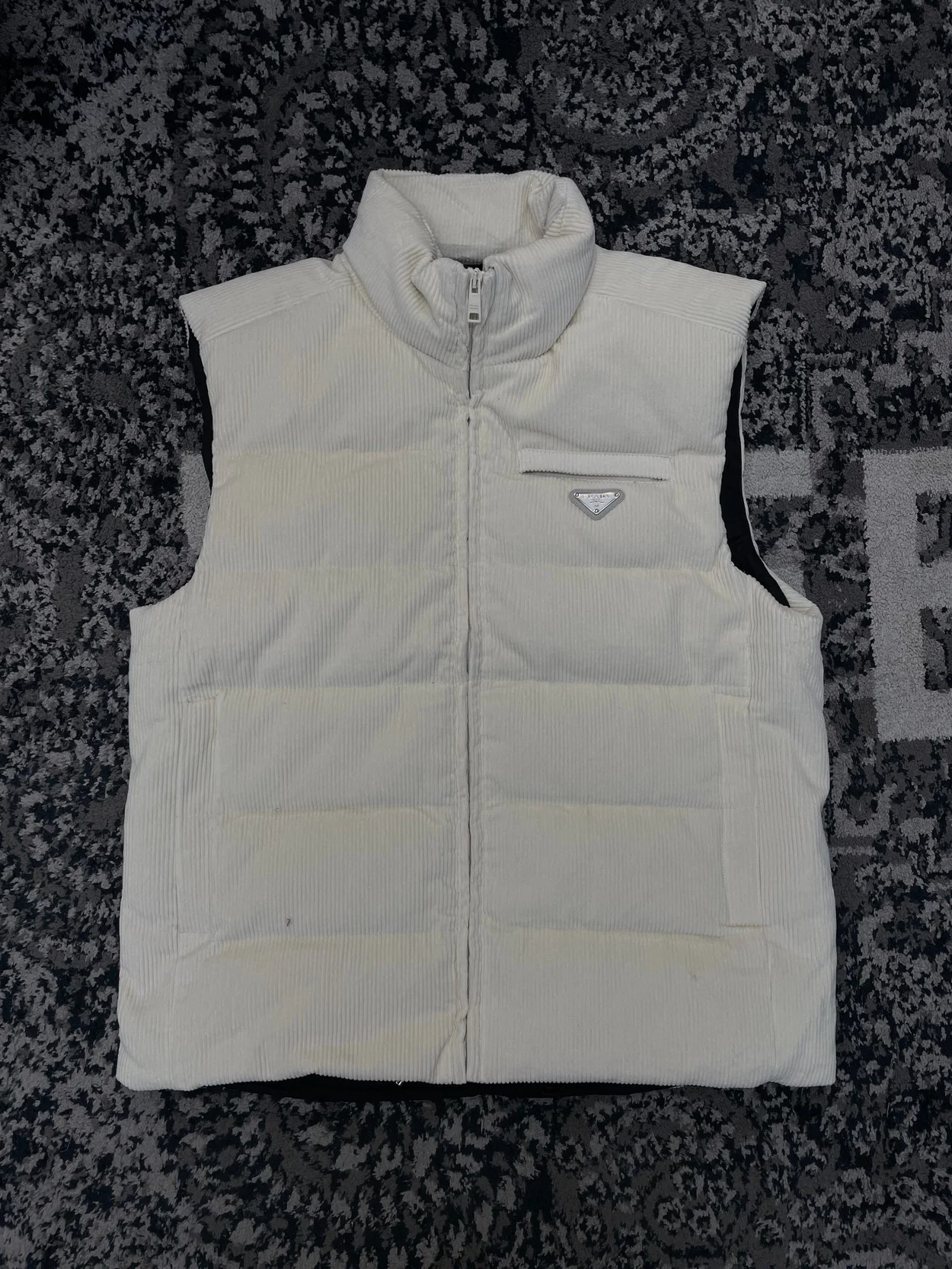 프라다 크롭 코듀로이 다운 패딩 베스트