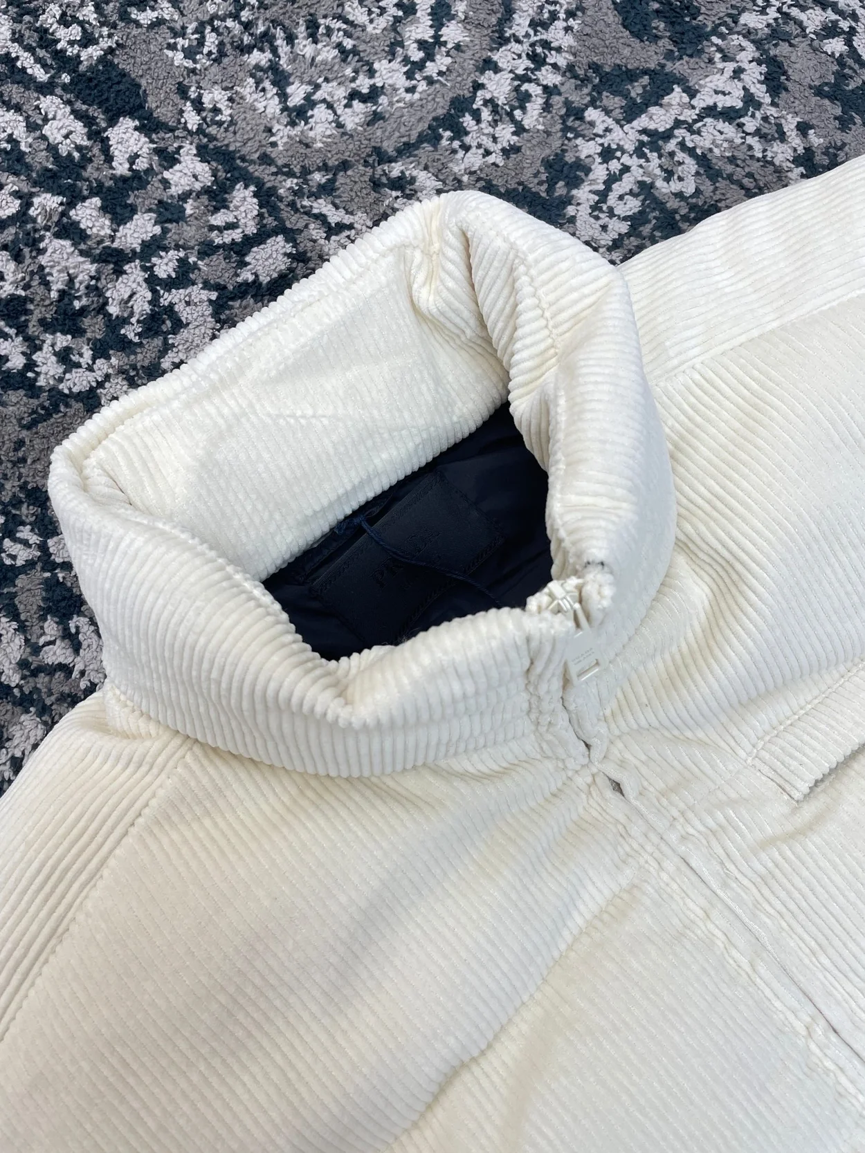 프라다 크롭 코듀로이 다운 패딩 베스트