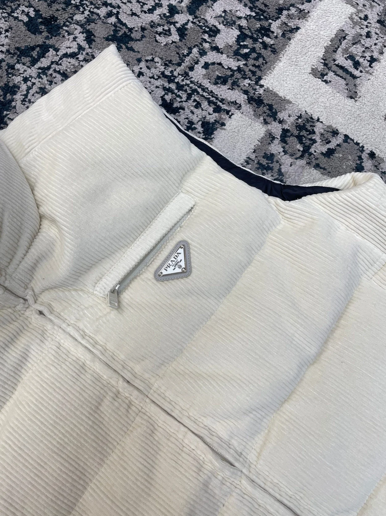 프라다 크롭 코듀로이 다운 패딩 베스트