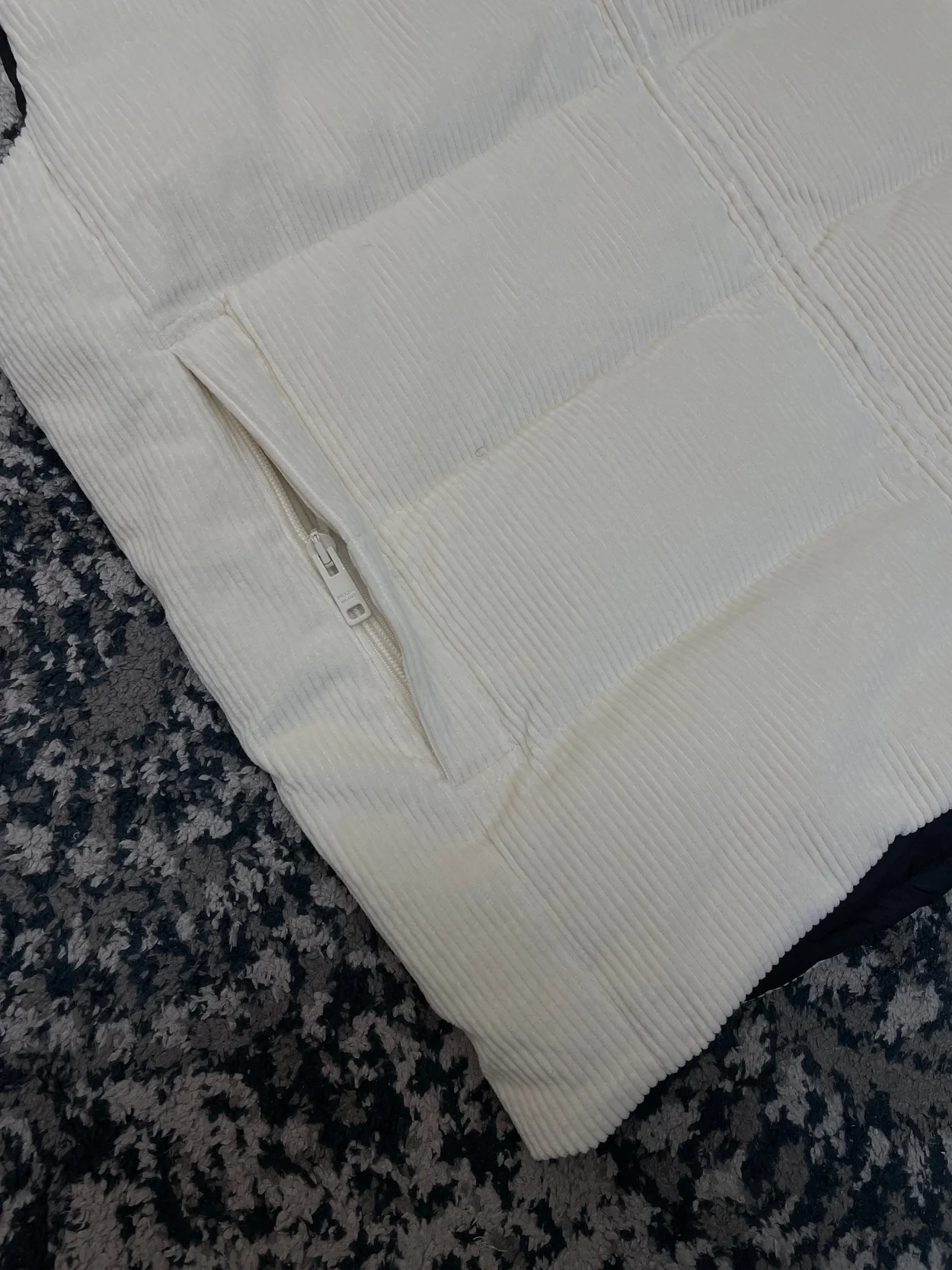 프라다 크롭 코듀로이 다운 패딩 베스트