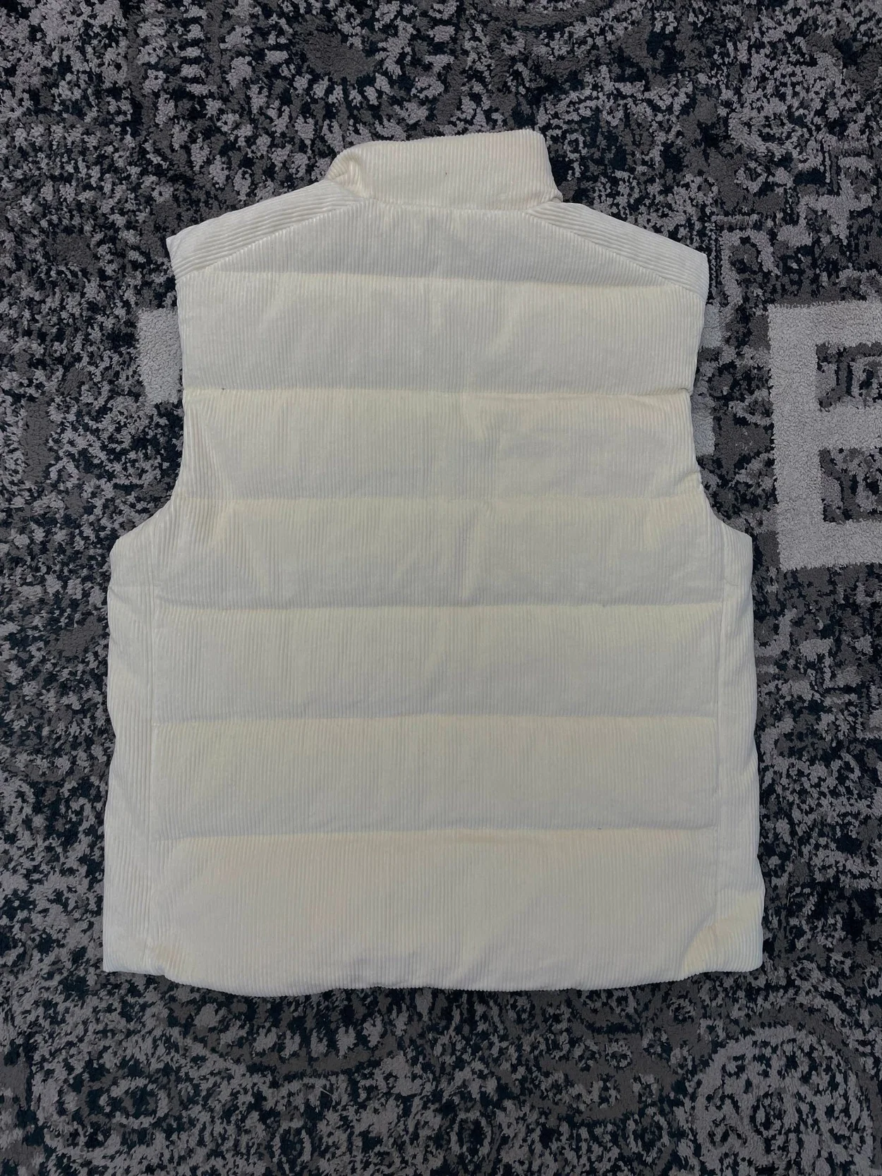 프라다 크롭 코듀로이 다운 패딩 베스트