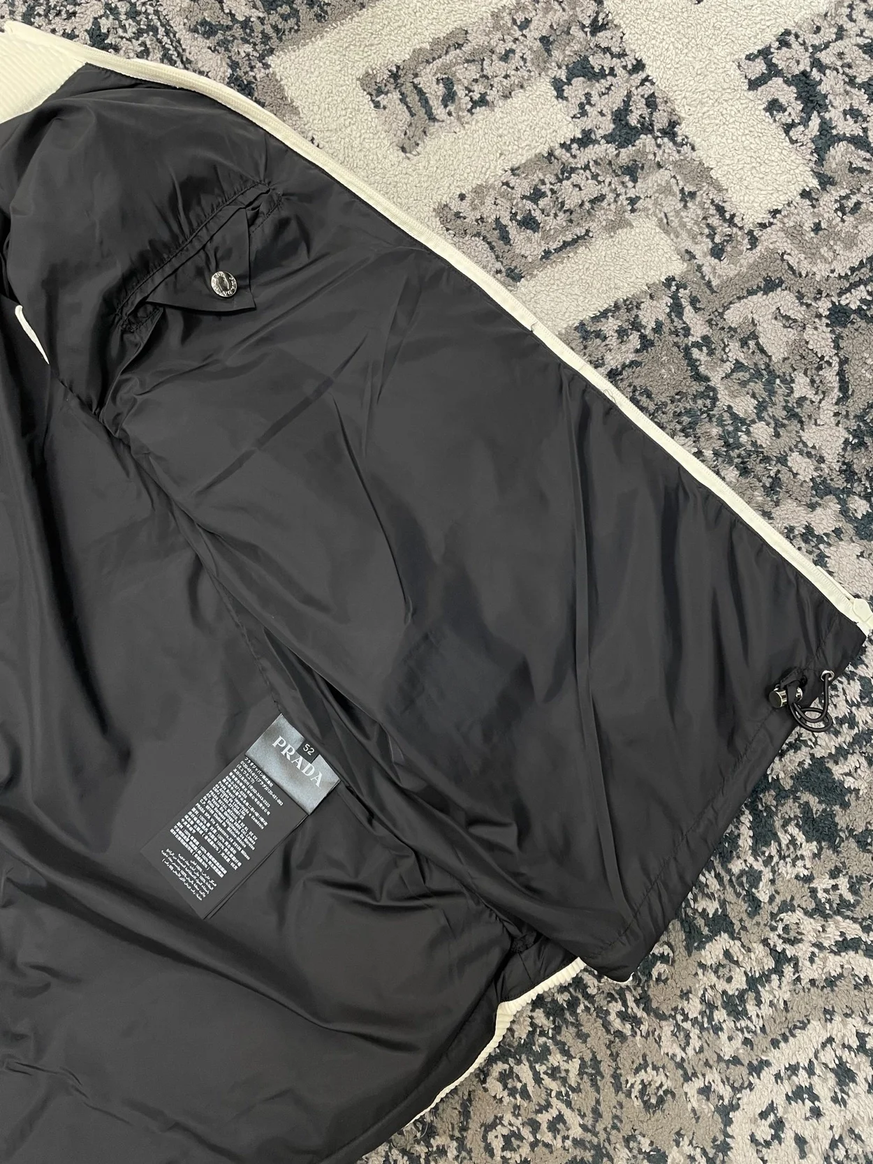 프라다 크롭 코듀로이 다운 패딩 베스트