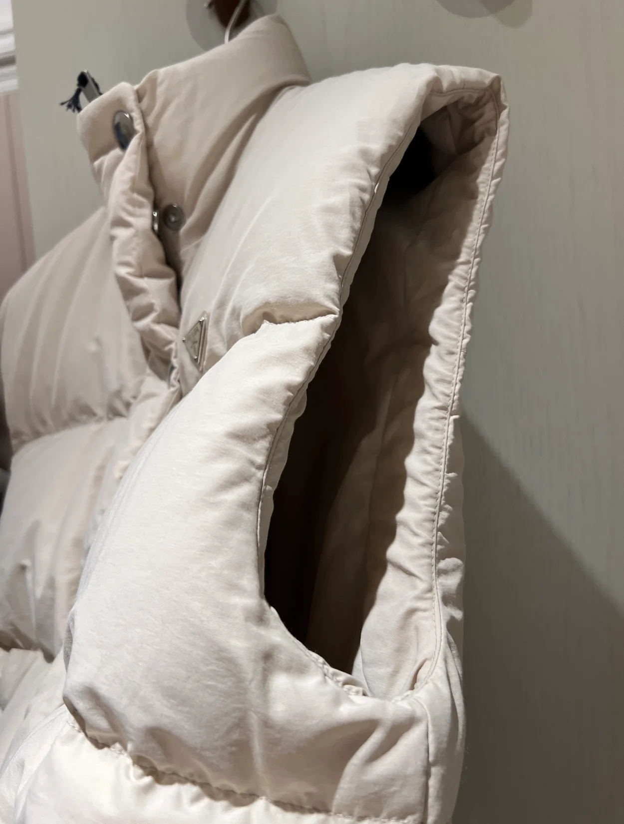 프라다 패딩 테크니컬 패브릭 다운 베스트