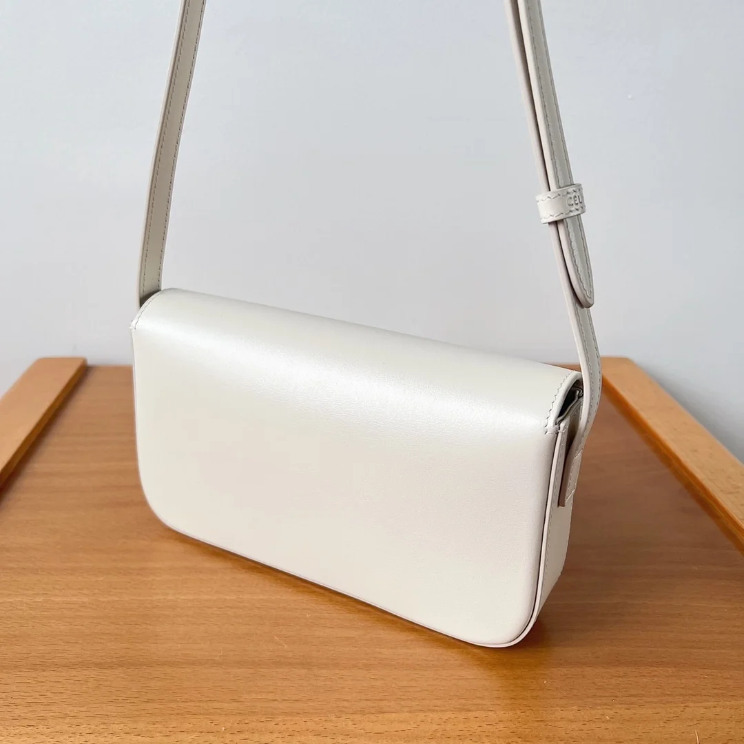 셀린느 클로드 숄더백 샤이니 화이트