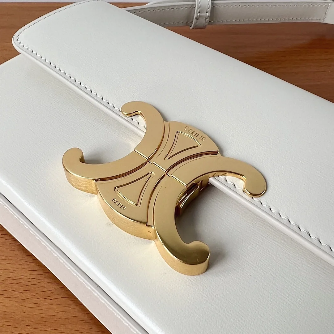 셀린느 클로드 숄더백 샤이니 화이트