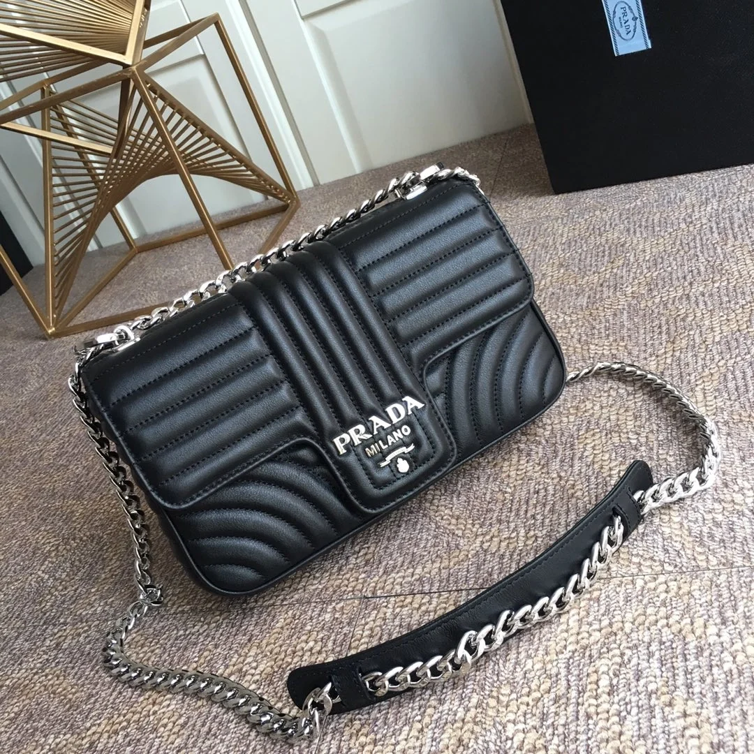 프라다 블랙 다이어그램 은장로고 체인 숄더백