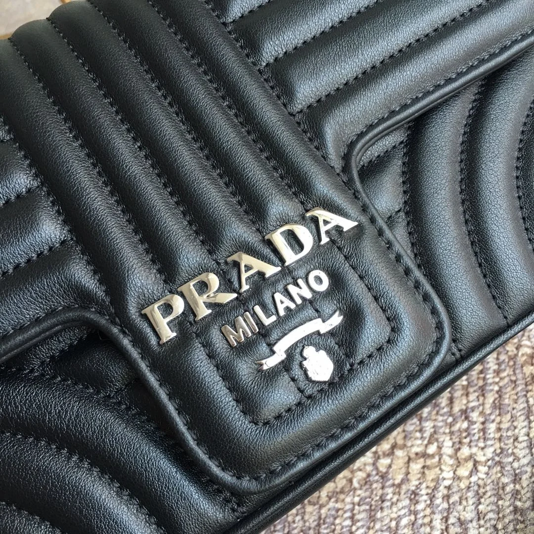 프라다 블랙 다이어그램 은장로고 체인 숄더백