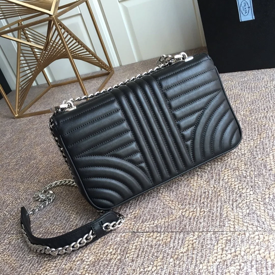 프라다 블랙 다이어그램 은장로고 체인 숄더백