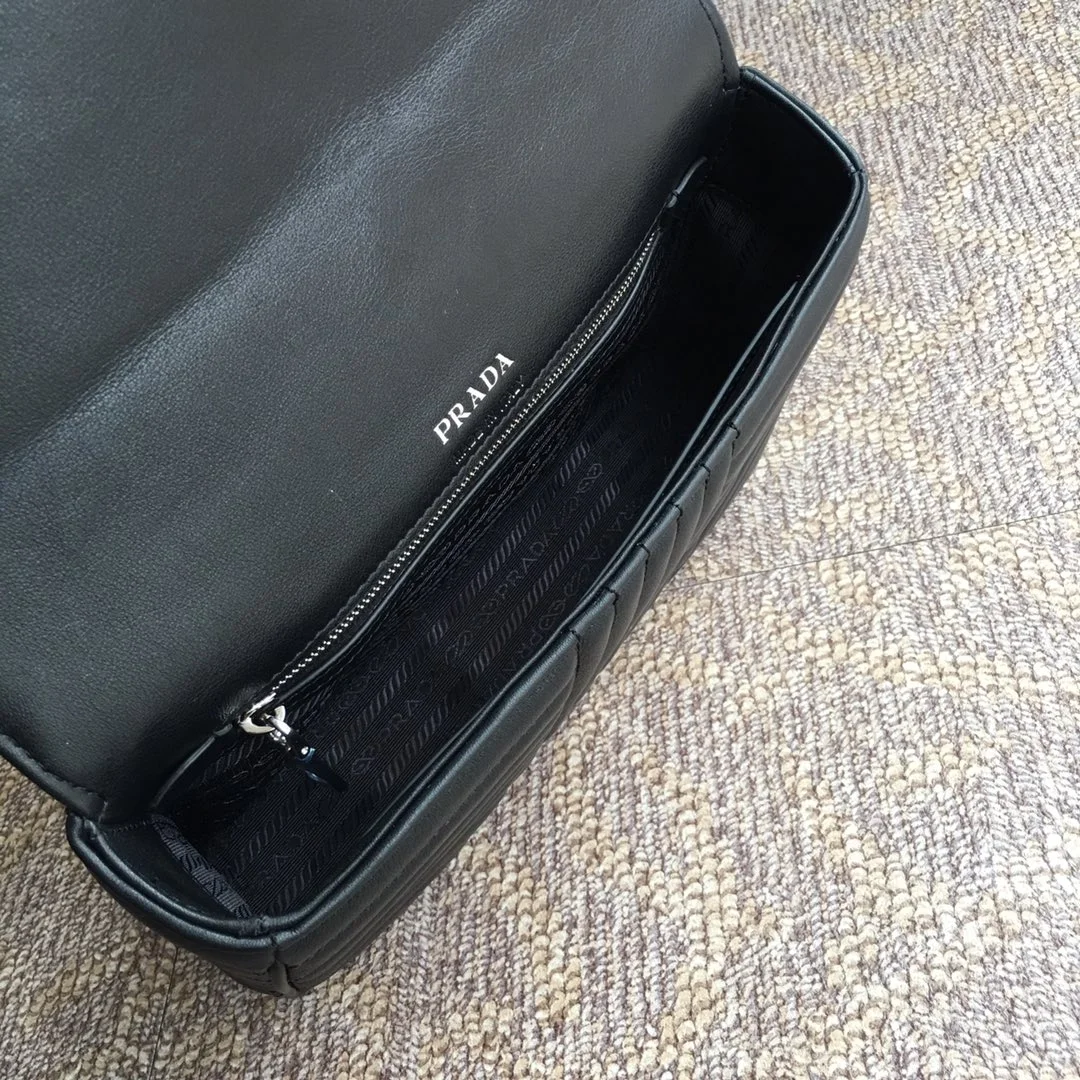 프라다 블랙 다이어그램 은장로고 체인 숄더백