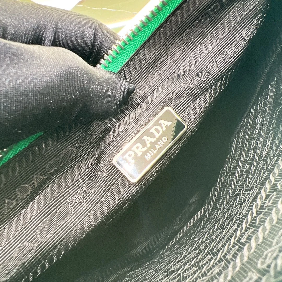 프라다 사피아노 프라이앵글 숄더백 그린