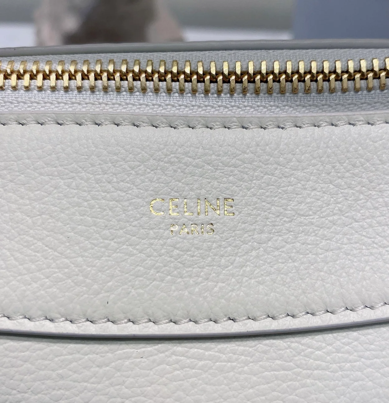 셀린느 미디움 로미 서플 백 화이트