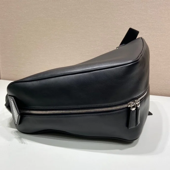 프라다 2VZ099 레더 트라이앵글 숄더백