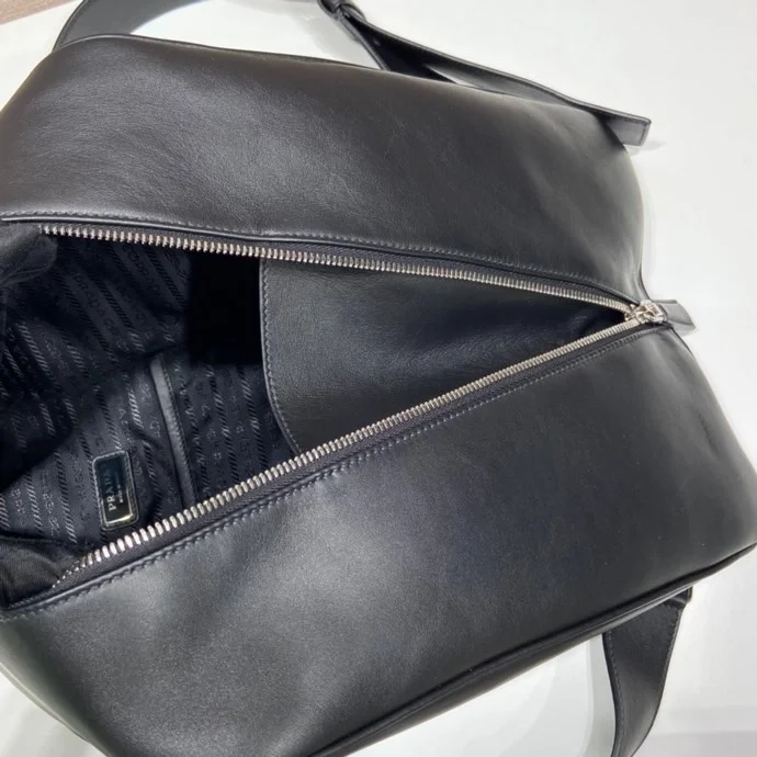 프라다 2VZ099 레더 트라이앵글 숄더백