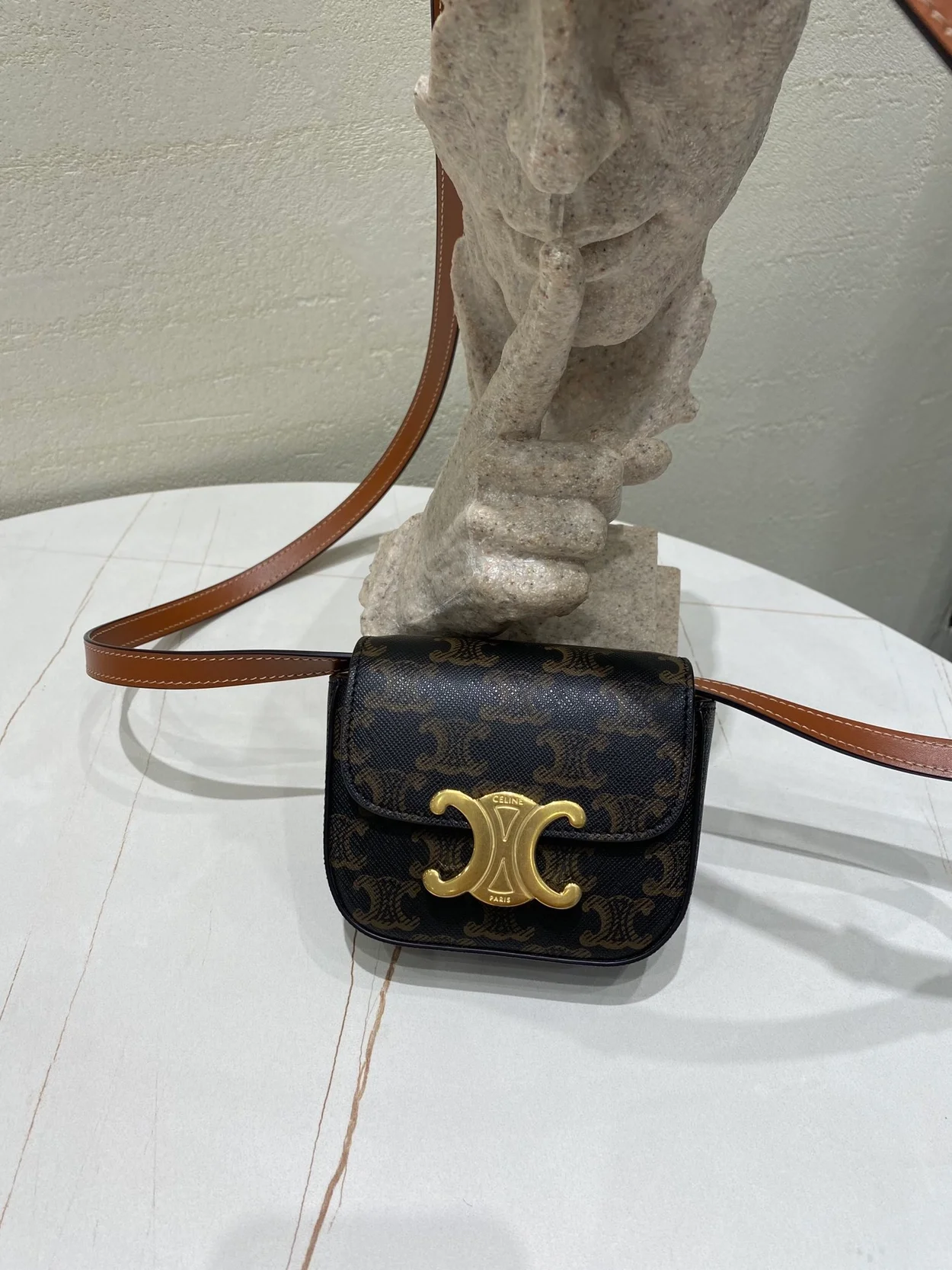 셀린느 미니 클로드 백 탠