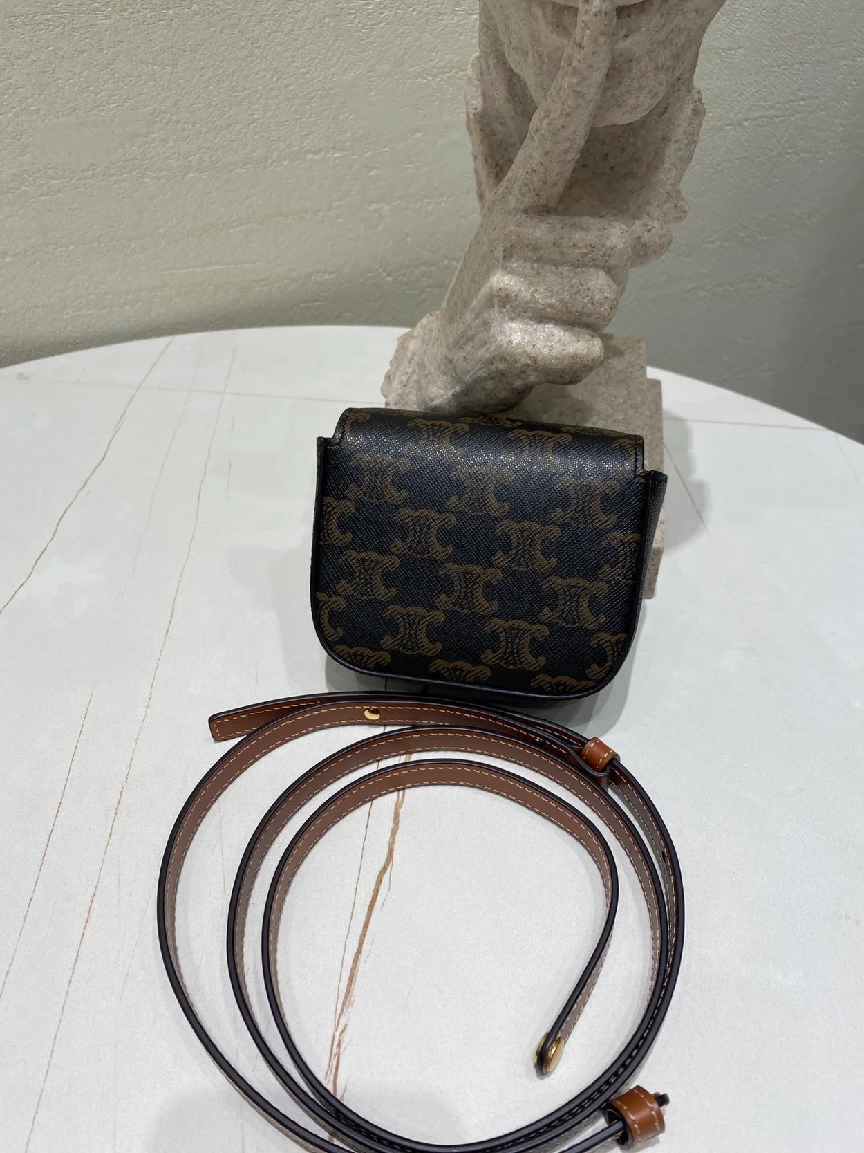 셀린느 미니 클로드 백 탠