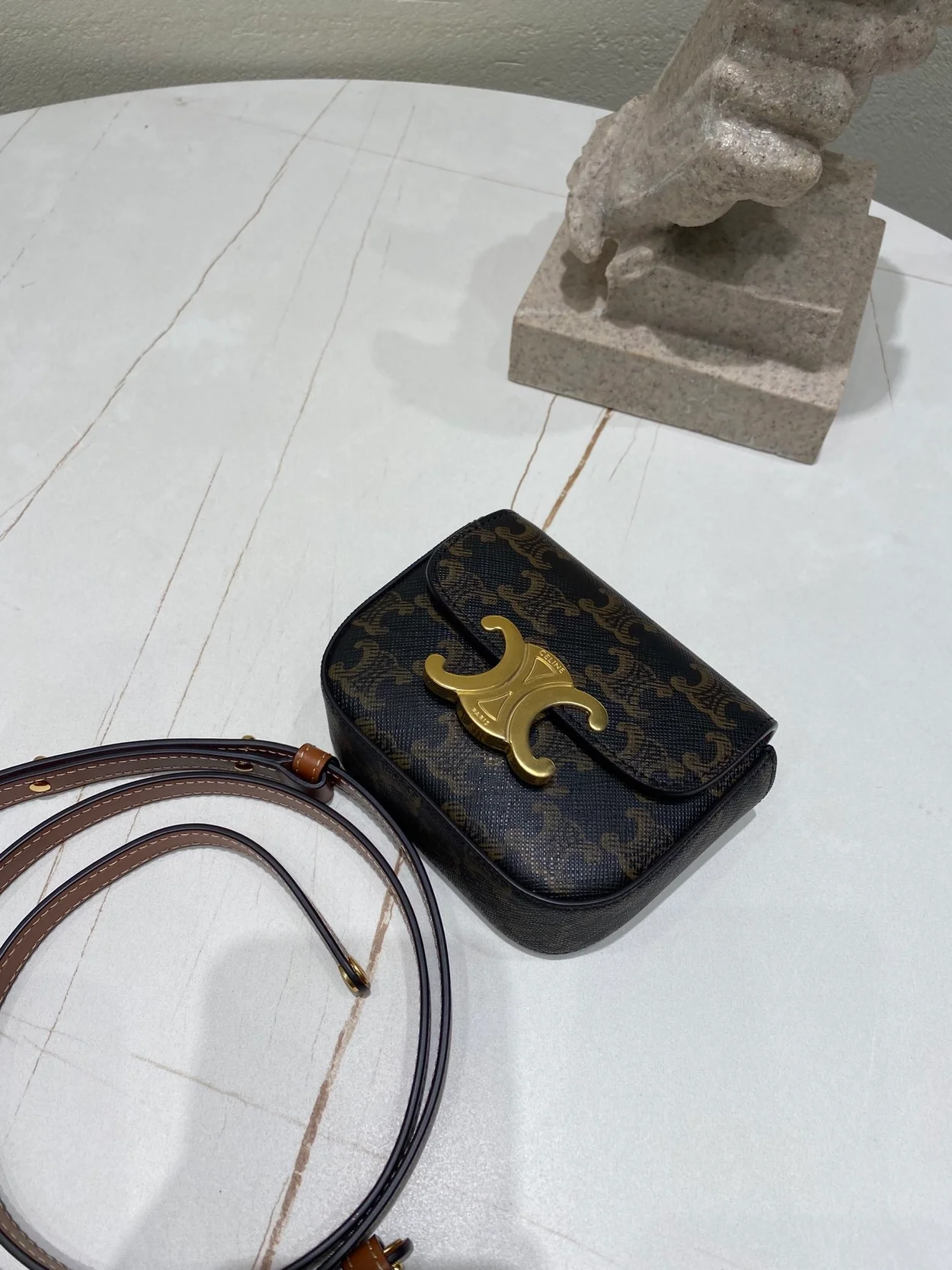 셀린느 미니 클로드 백 탠