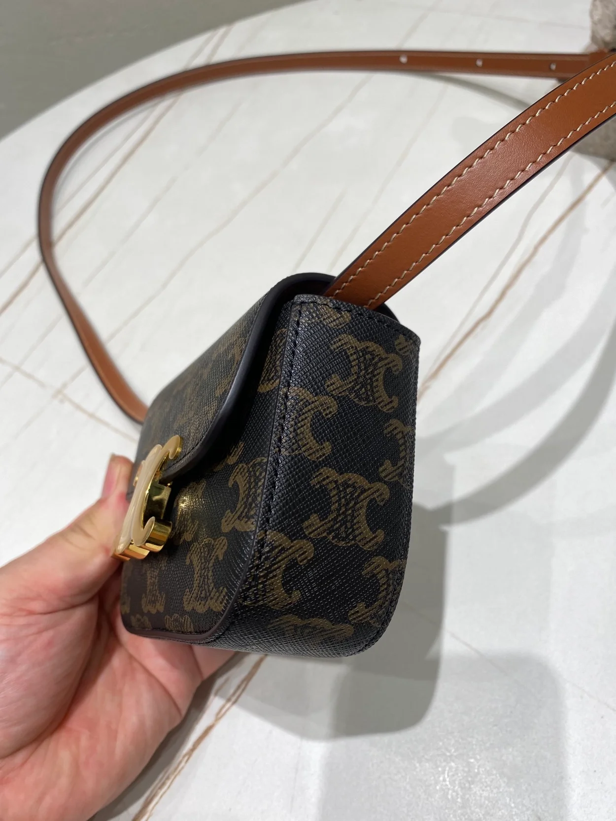 셀린느 미니 클로드 백 탠