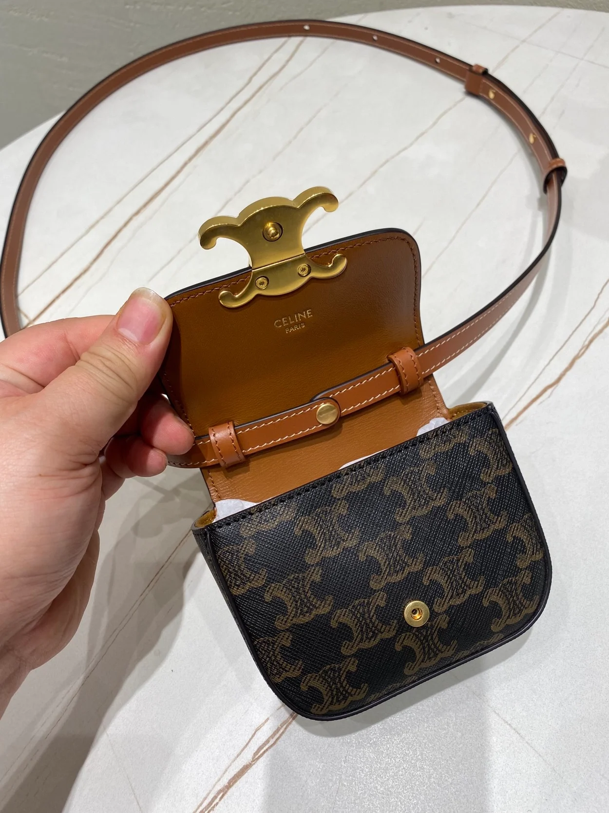 셀린느 미니 클로드 백 탠