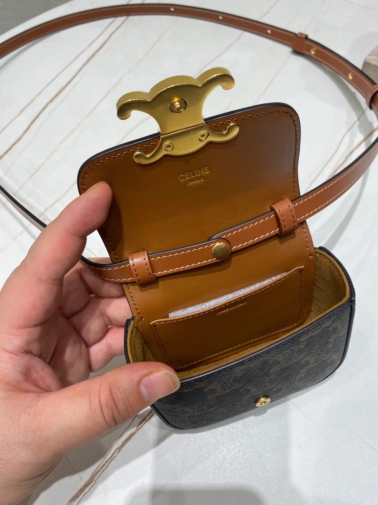 셀린느 미니 클로드 백 탠