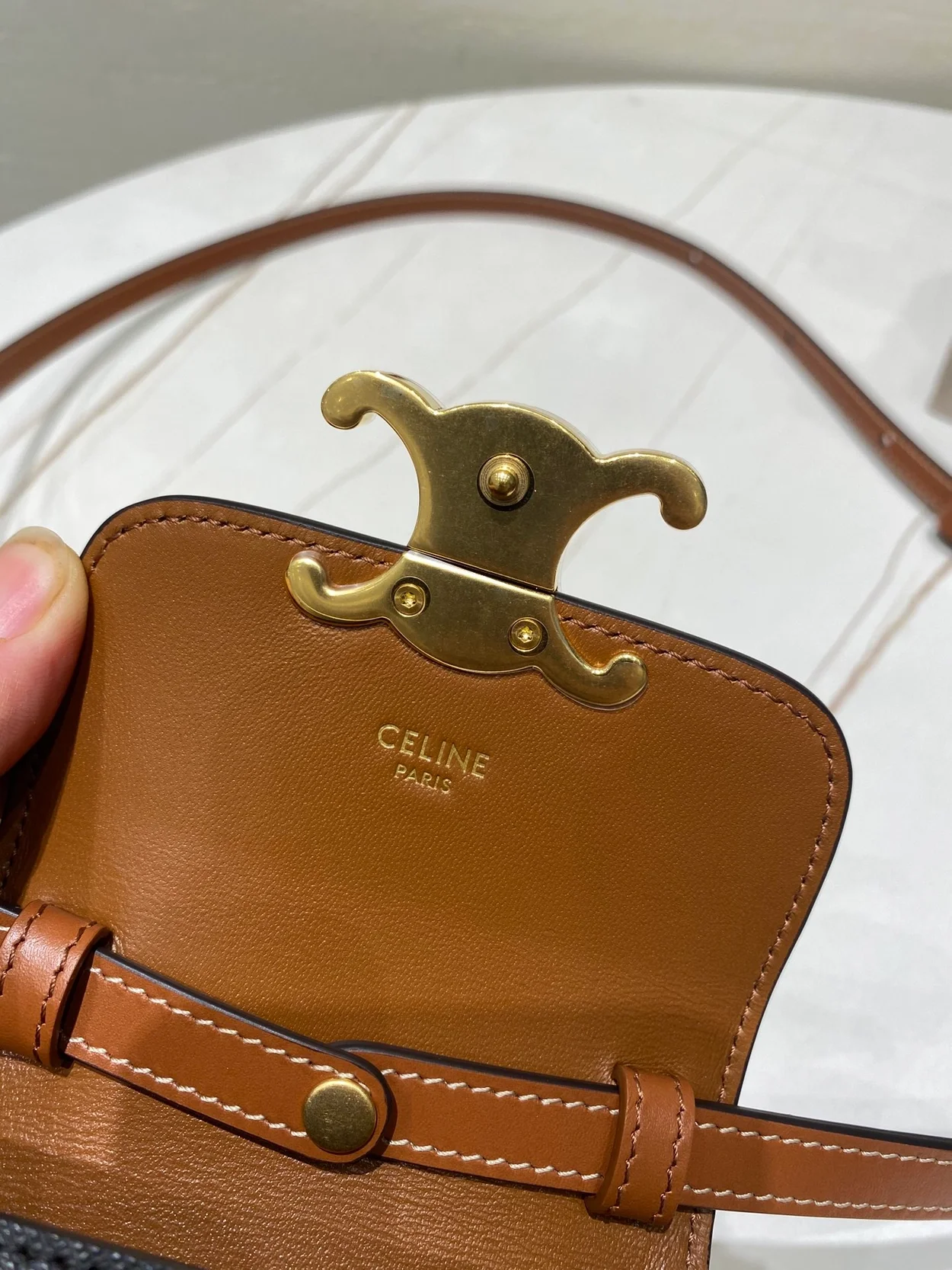 셀린느 미니 클로드 백 탠