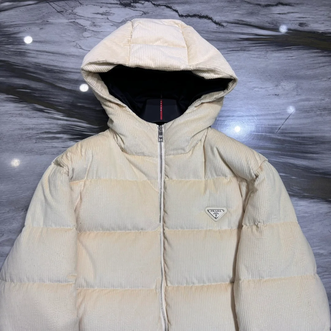 프라다 크롭 코듀로이 다운 패딩 자켓