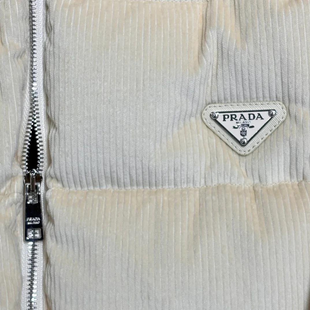 프라다 크롭 코듀로이 다운 패딩 자켓