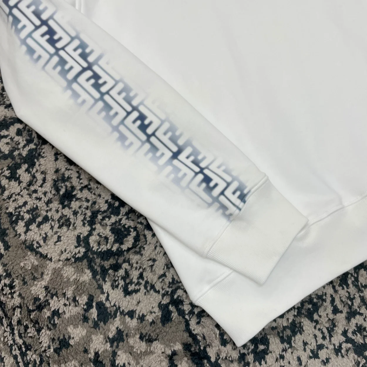 펜디 인서트 프린팅 후드