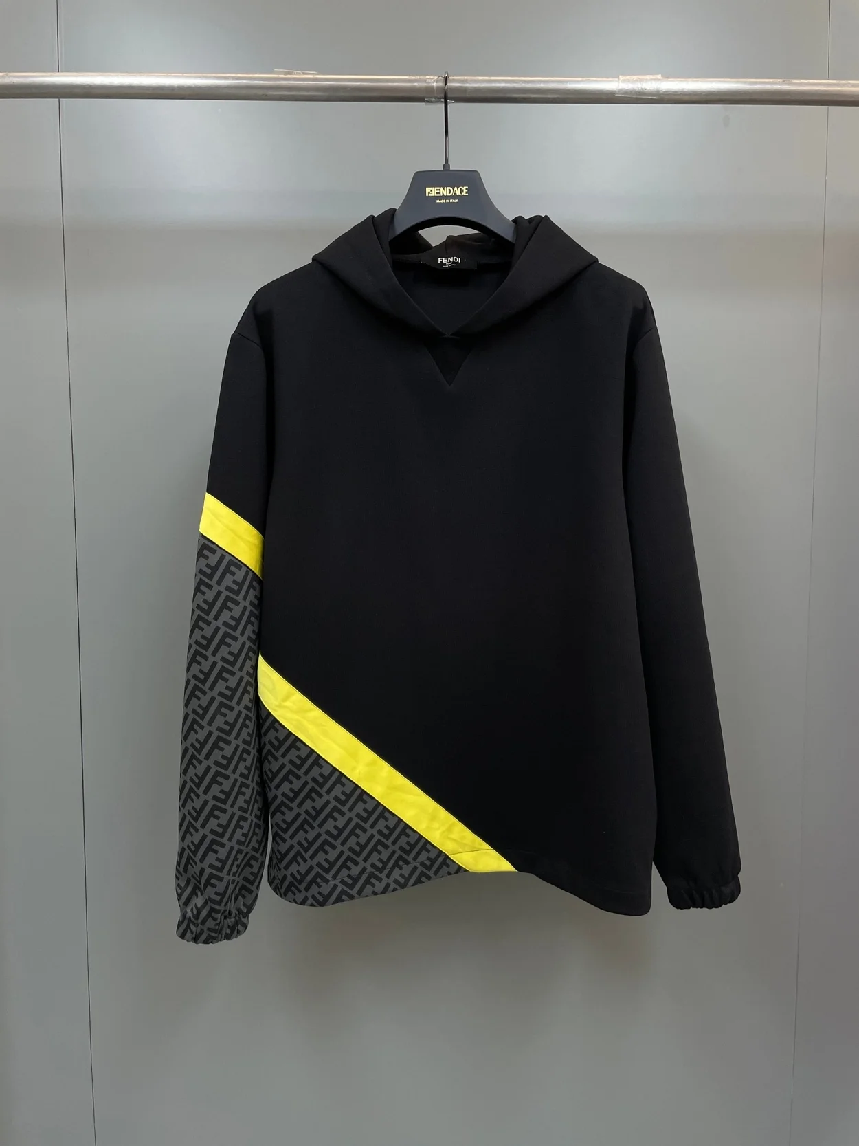 펜디 FF 모노그램 인서드 후드 블랙