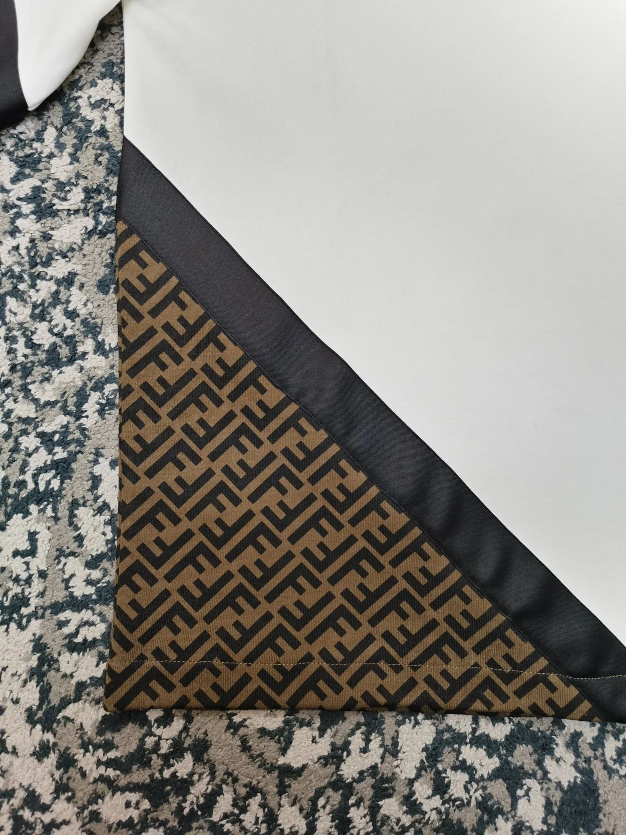 펜디 FF 모노그램 인서드 후드