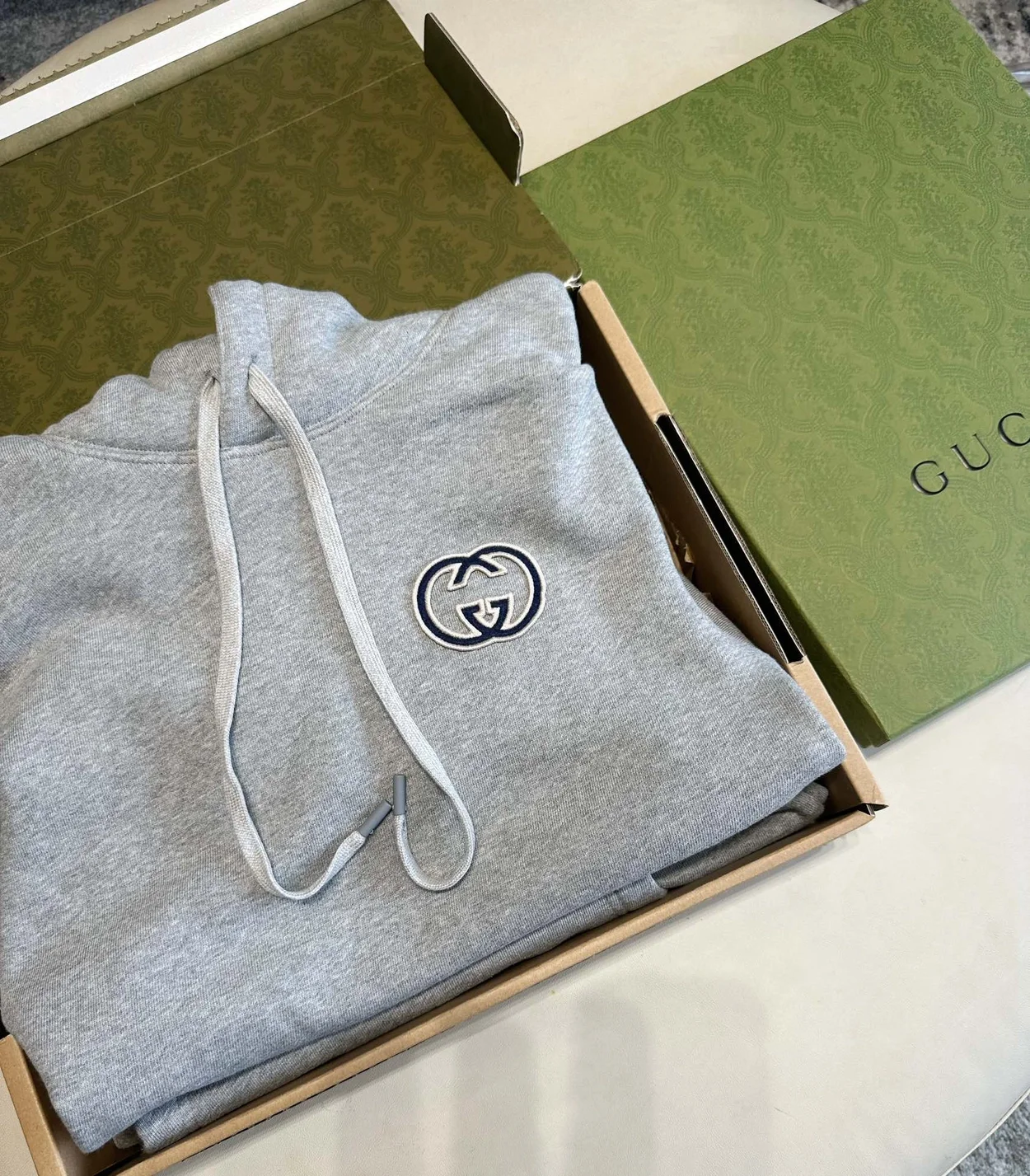 구찌 인터로킹 G 디테일 후드 그레이