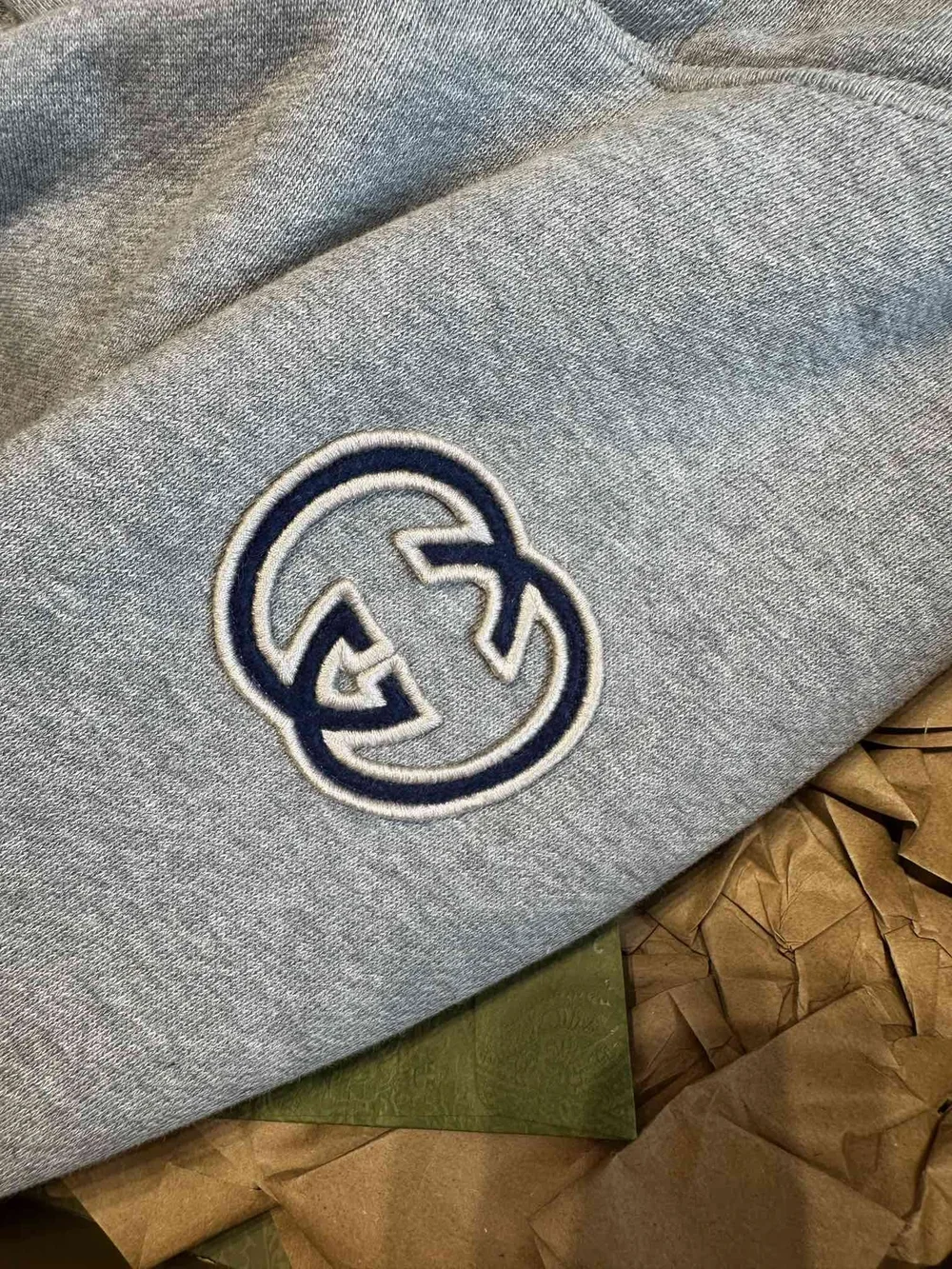 구찌 인터로킹 G 디테일 후드 그레이