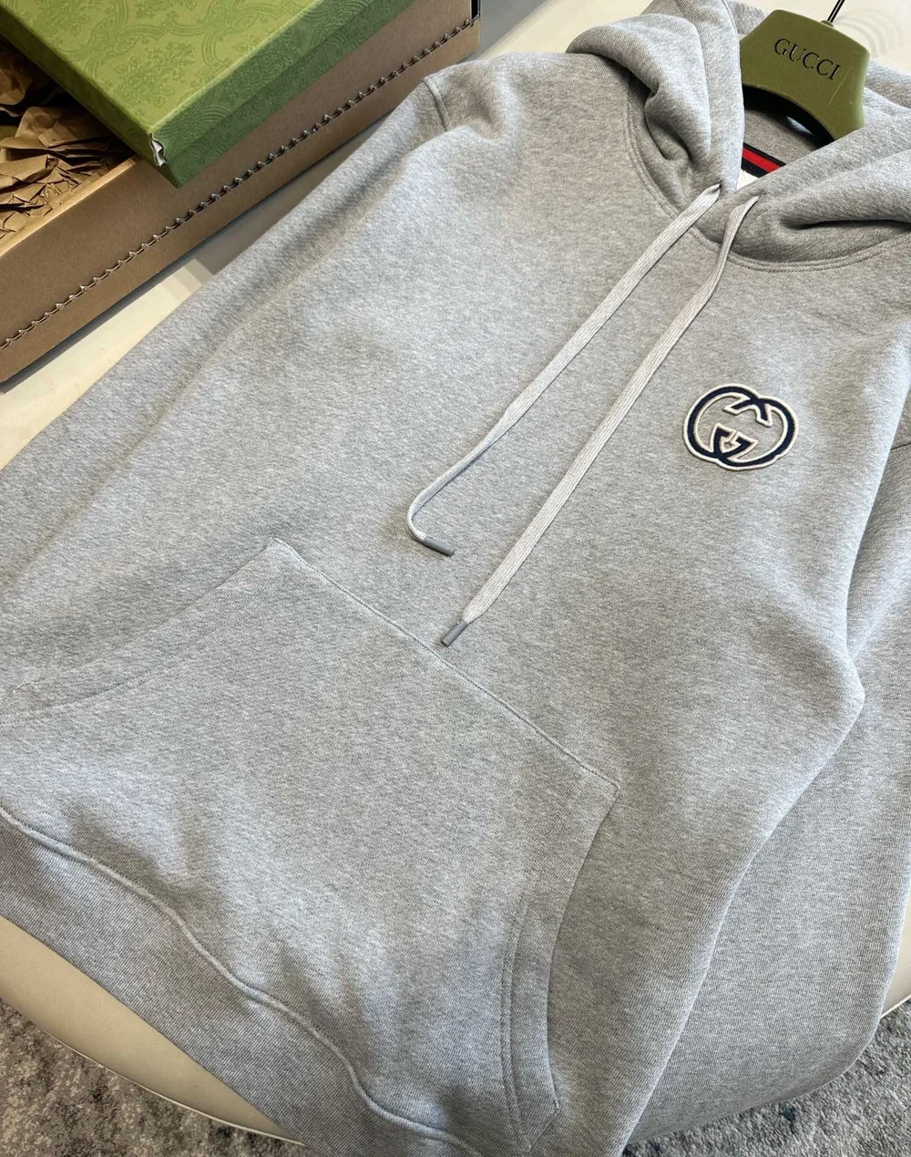 구찌 인터로킹 G 디테일 후드 그레이