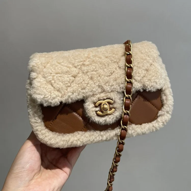 샤넬 최신상 시어링 랩스킨 플립백 18cm