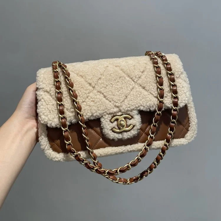 샤넬 최신상 시어링 랩스킨 플립백 23cm