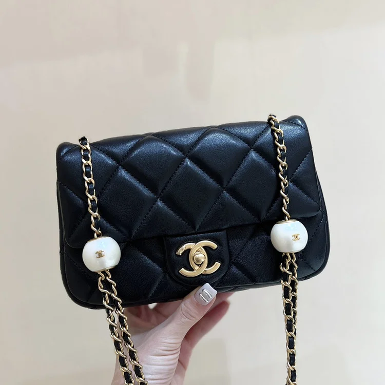 샤넬 스몰 플랩백 블랙 & 골드메탈