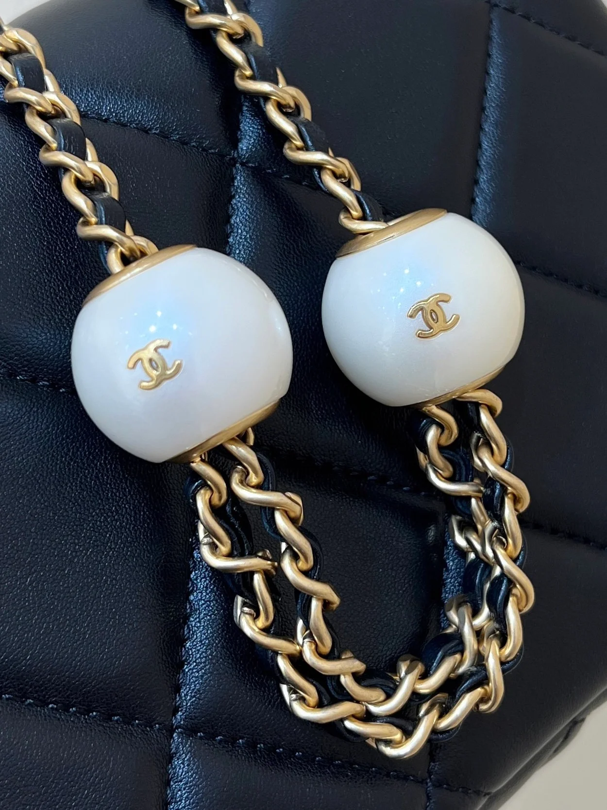 샤넬 스몰 플랩백 블랙 & 골드메탈