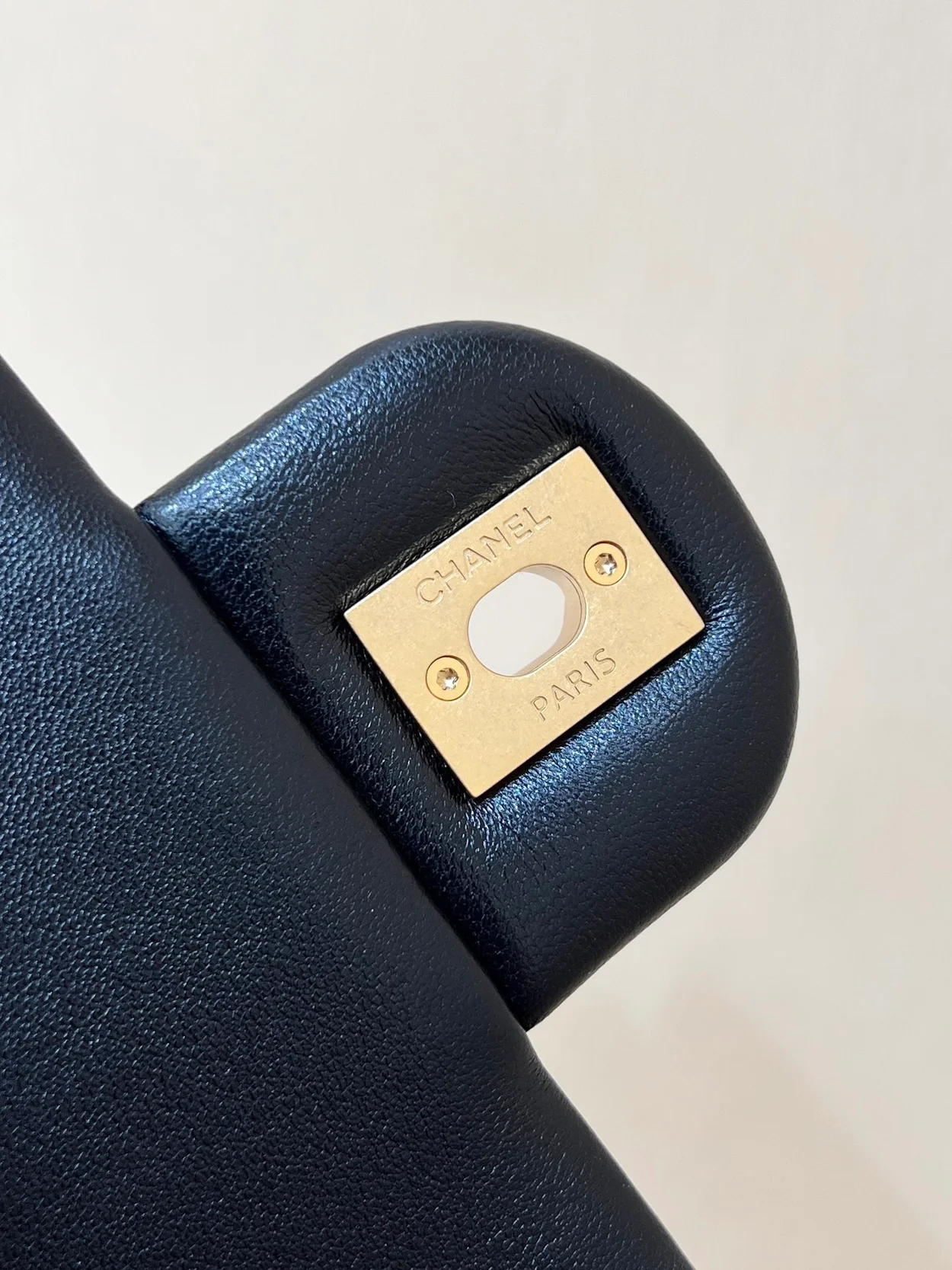 샤넬 스몰 플랩백 블랙 & 골드메탈