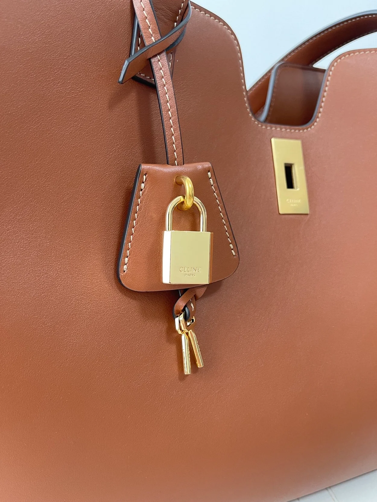 셀린느 카바스 16 백 브라운