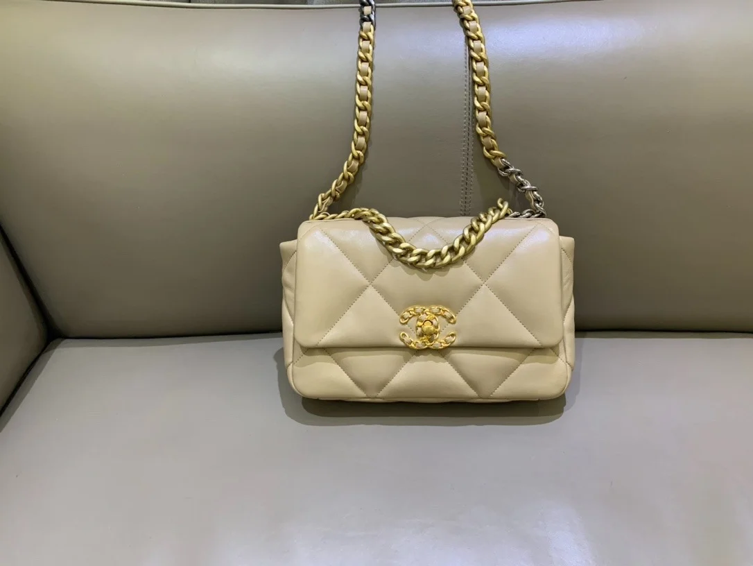 샤넬 19백 미디움 램스킨 베이지 골드