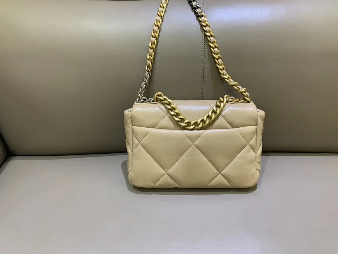 샤넬 19백 미디움 램스킨 베이지 골드