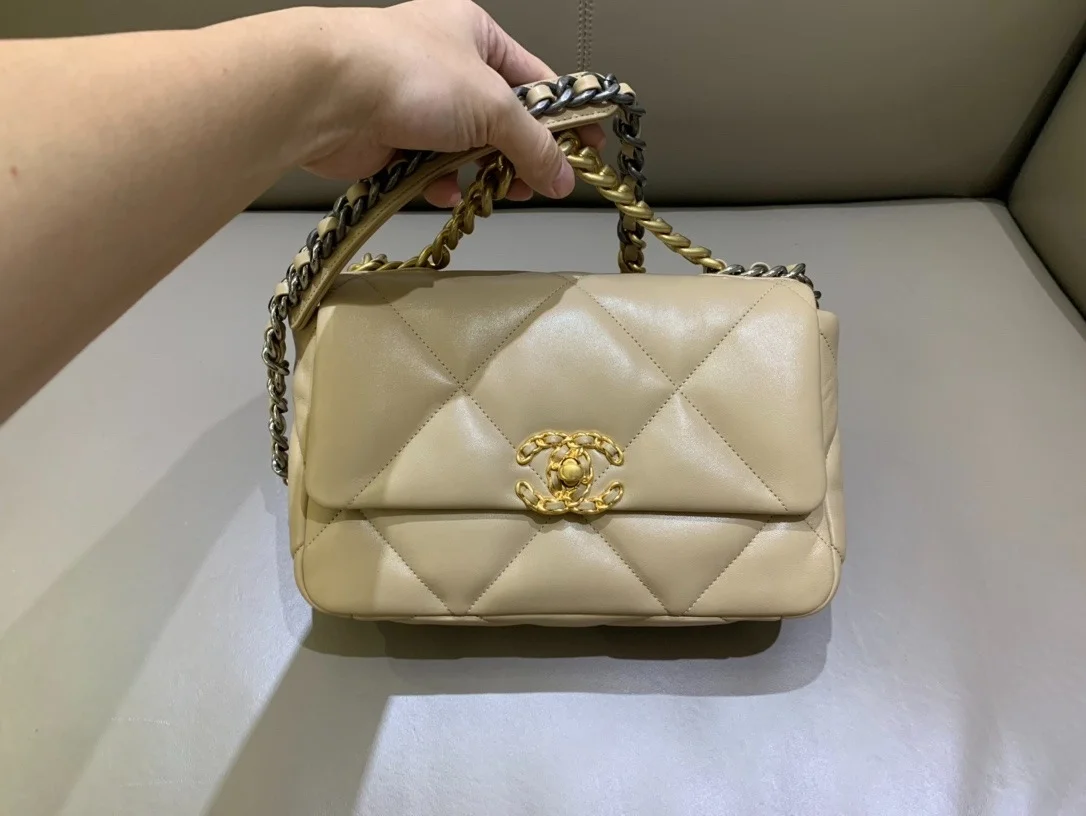 샤넬 19백 미디움 램스킨 베이지 골드