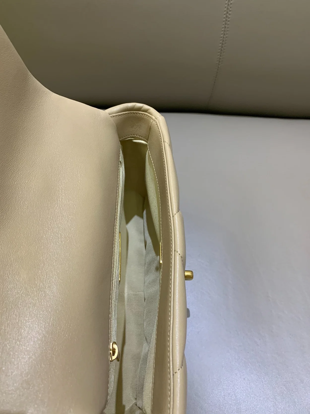 샤넬 19백 미디움 램스킨 베이지 골드