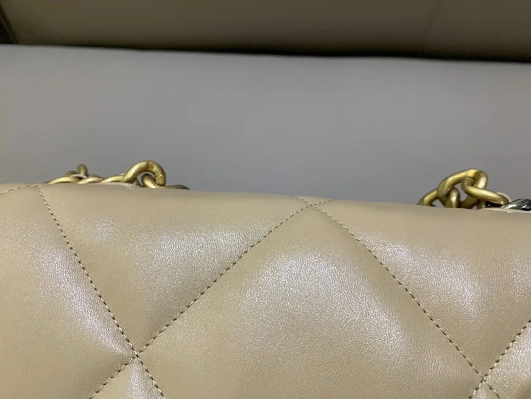 샤넬 19백 미디움 램스킨 베이지 골드