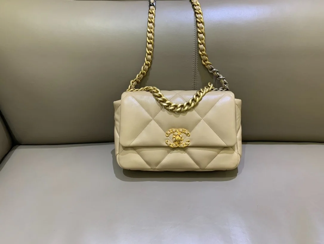 샤넬 19백 미디움 램스킨 베이지 골드