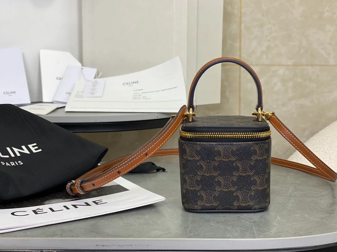 셀린느 트리옹프 캔버스 & 카프스킨 미니 베니티 케이스 탄