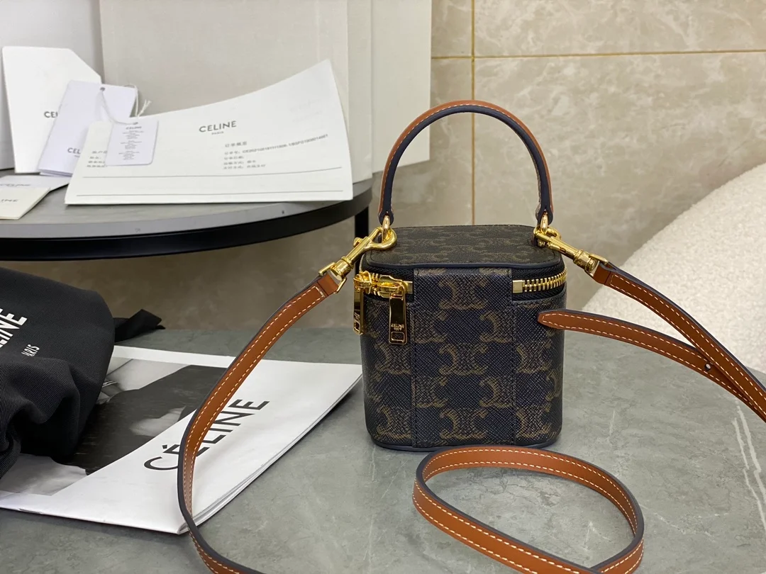 셀린느 트리옹프 캔버스 & 카프스킨 미니 베니티 케이스 탄