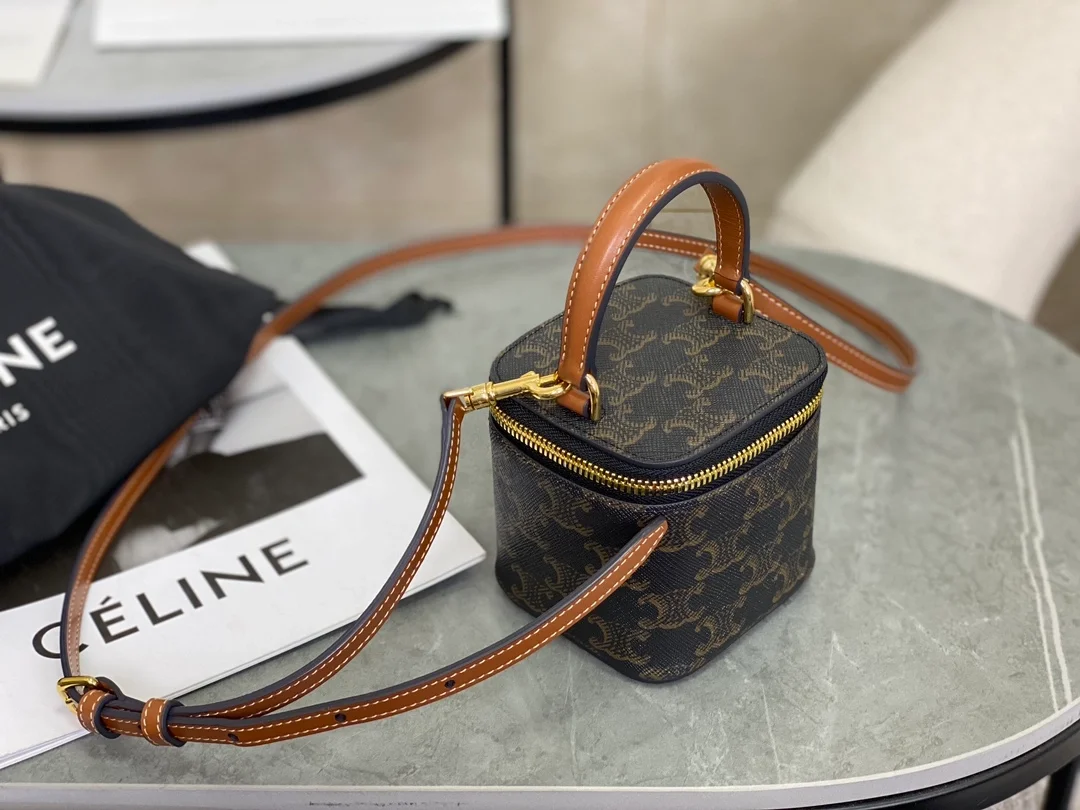 셀린느 트리옹프 캔버스 & 카프스킨 미니 베니티 케이스 탄